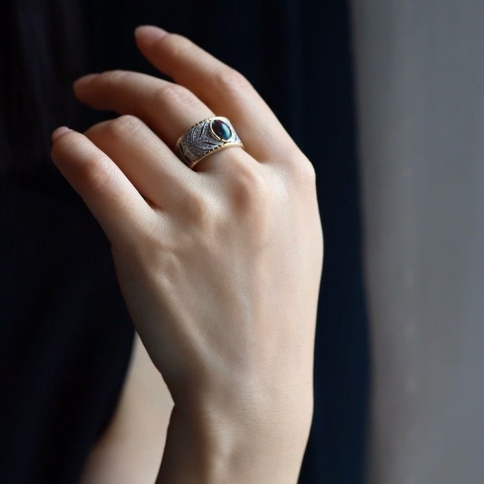 Eastern Royal Style Black Opal Ring - verstelbaar