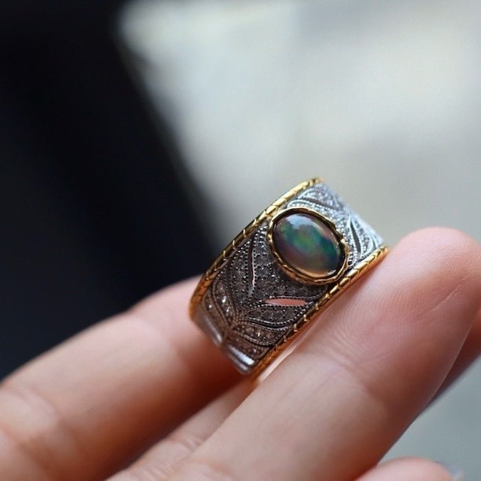 Eastern Royal Style Black Opal Ring - verstelbaar