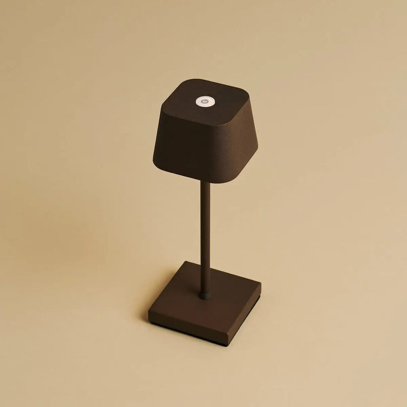 Combi Set Professional-8 X Sarphati Mini Mocha Brown Oplaadbare tafellampen & 1 x Central Station Wireless Laying Station met Qi-Technology-Perfect voor restaurants, gastvrijheid en hotels