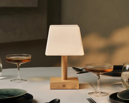 Tommy lichtbruine houten tafellamp met glas - oplaadbare, dimbare lamp, draadloze verlichting