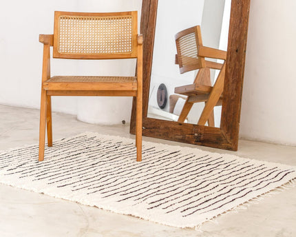 Groot vloerkleed van wit katoen met zwarte strepen 150x120 cm KERTA handgeweven