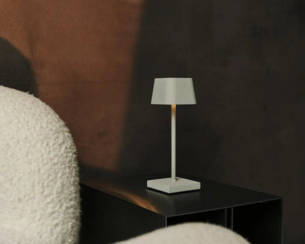 Sarphati Mini Shadow Gray Dordeloze tafellamp perfect voor de horeca -industrie - draadloos oplaadbaar via laadstation, dimbare lamp en 3 lichtmodi