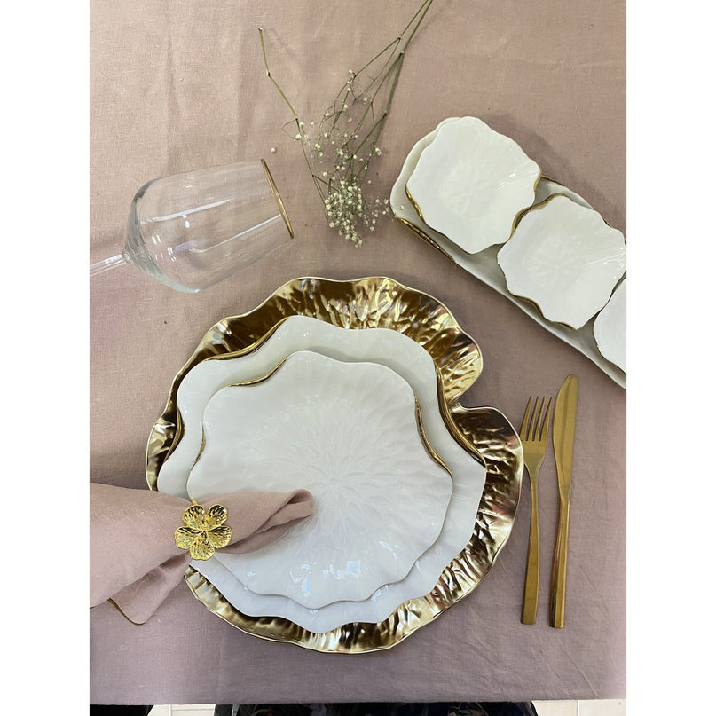 Platte plaat in wit porselein met gouden randen