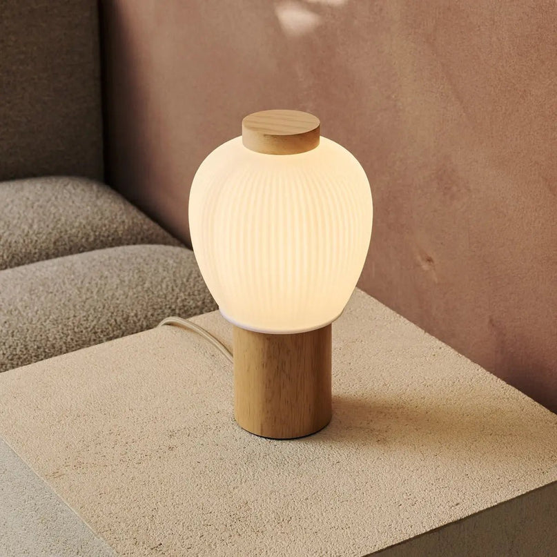 Veel lichtbruine houten lamp met mooie glazen schaduw, warme lichtlamp en uniek ontwerp