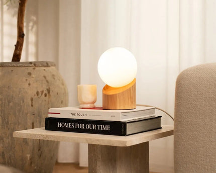 Quin lichtbruine houten lamp met koord - duurzaam rubberwood en matglas
