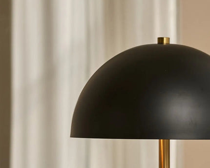 Lola goud-zwarte tafellamp – elegant metalen ontwerp met aan/uit-schakelaar