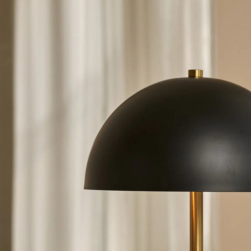 Lola goud-zwarte tafellamp – elegant metalen ontwerp met aan/uit-schakelaar
