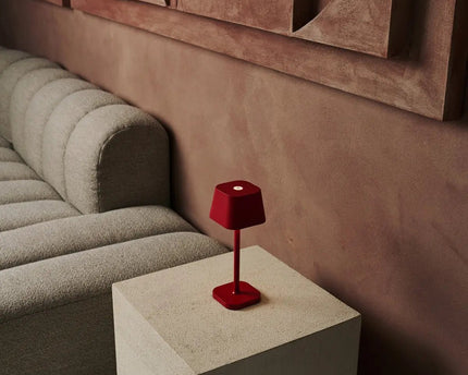 Ava Berry Red oplaadbare tafellamp | Stijlvol, draadloos lamp en dimbaar