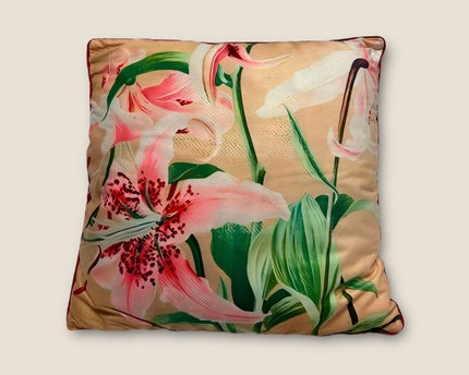 Sierkussen Lily 45*45 De kussenhoes wordt geleverd met vulling en is voorzien van een ritssluiting.