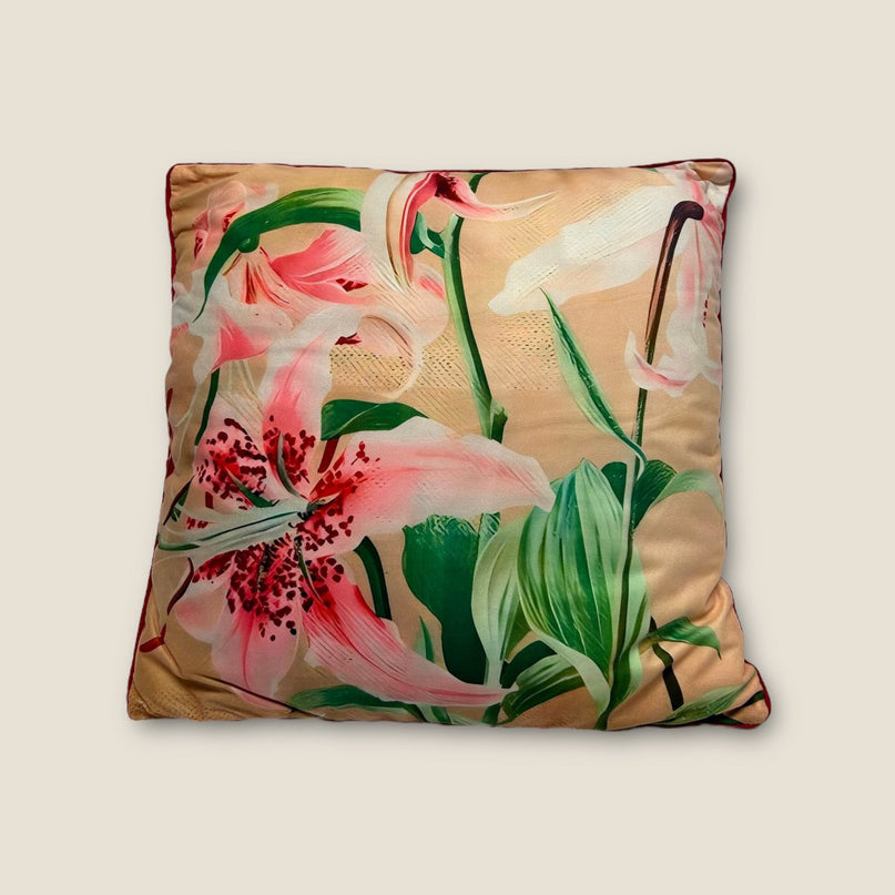 Sierkussen Lily 45*45 De kussenhoes wordt geleverd met vulling en is voorzien van een ritssluiting.