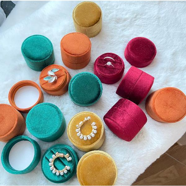 Ronde fluwelen trouwringdoos en voorstelringdoos