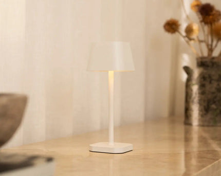 Ava witte oplaadbare tafellamp – stijlvolle, draadloze en dimbare verlichting