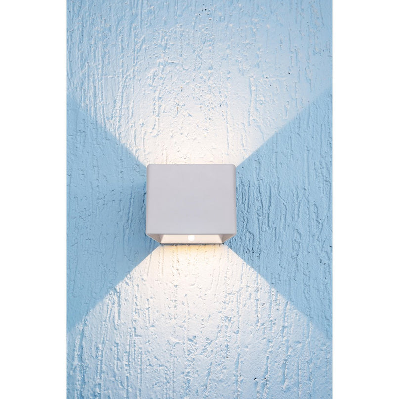 Noteloze wandlicht "kubus" magnetisch, ca. 10 x 10 cm, gemaakt van wit metaal, met bewegingssensor