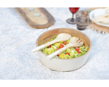 Saladier en witte salade en mangosalade bestek