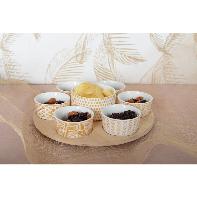 Aperitief set van 7 kopjes op ronde houten lade