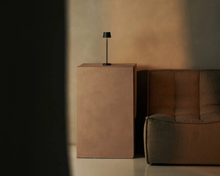 Combi Set Professional – 4 x Vondel Mini Stone Grey Rechargeable Table Lamps & 1 x Amstel Wireless Charging Station with Q1-Technology – Perfect for Restaurants, Hospitality & Hotels
