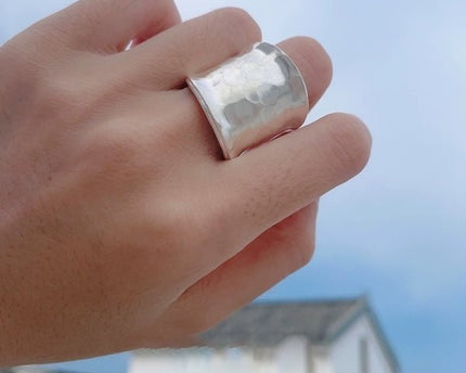 Gedurfde look hamerende textuur brede zilveren ring