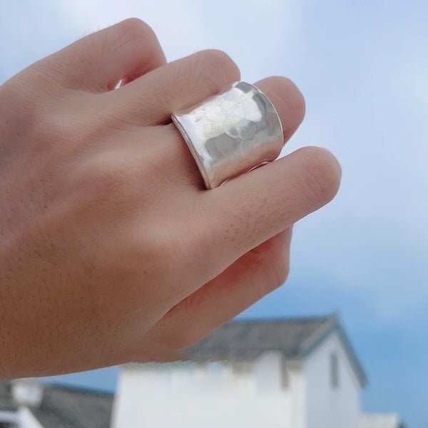 Gedurfde look hamerende textuur brede zilveren ring