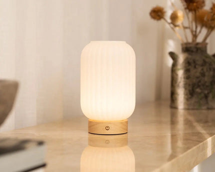 Unieke oplaadbare lamp Lilly – matglas en houten voet, dimbaar, 3 lichtmodi