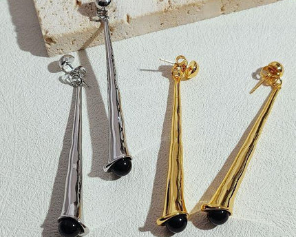 Minimalistische geometrische oorbellen met zwarte onyx