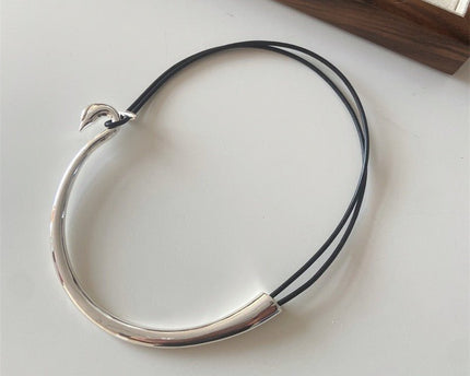Minimalistische zilveren ketting met leren koord