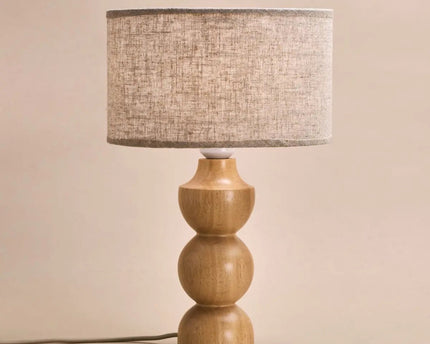 Oliver lichtbruine houten lamp met beige schaduw | Elegant geometrisch ontwerp voor uw huis