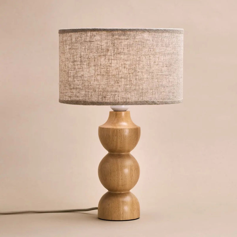 Oliver lichtbruine houten lamp met beige schaduw | Elegant geometrisch ontwerp voor uw huis