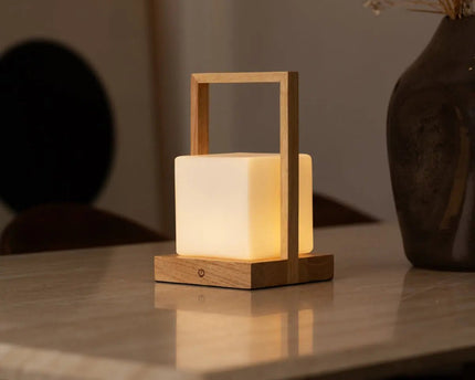 Noah lichtbruine houten oplaadbare tafellamp met glas en houten handgreep
