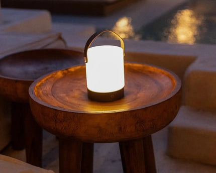 Avery donkerbruine oplaadbare houten tafellamp – draadloos en dimbaar met leren band