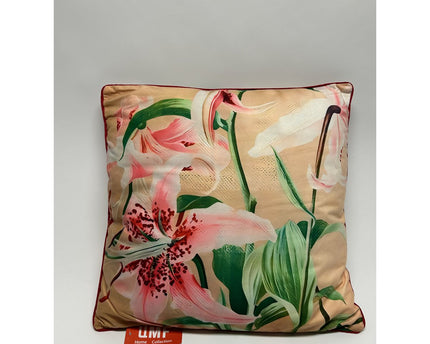 Sierkussen Lily 45*45 De kussenhoes wordt geleverd met vulling en is voorzien van een ritssluiting.