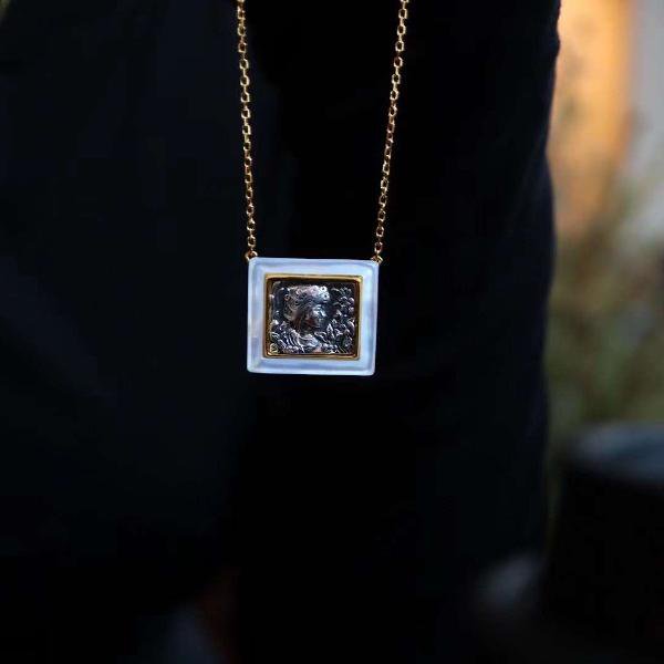 Vierkante Romeinse stijl godin standbeeld ketting