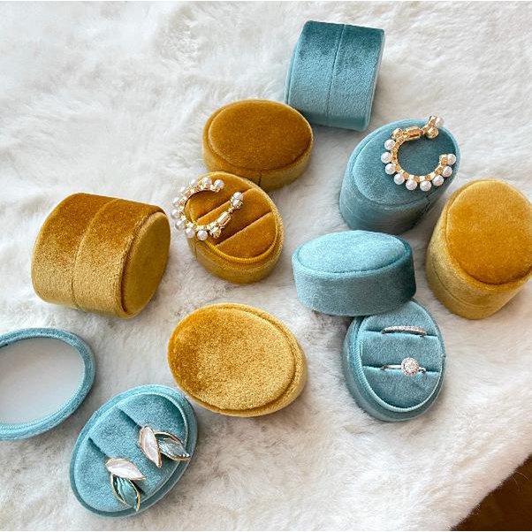 Ovale fluwelen trouwringdoos en voorstelringdoos