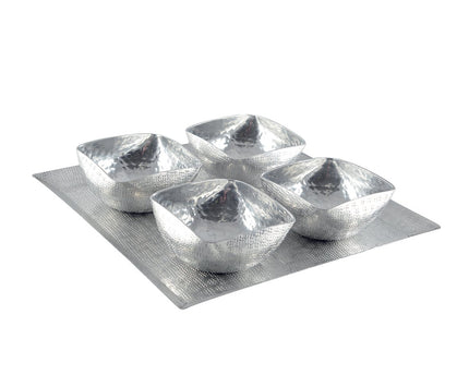 Set van 4 kopjes op aluminium plaat