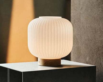 LYLA Unieke oplaadbare lamp - Frosted glas en houten basis, dimable, 3 lichte modi