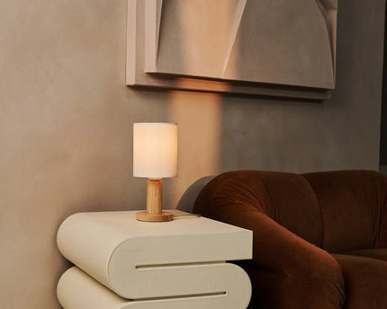 Boris lichtbruine lamp met 2 meter koord - stof schaduwlamp en houten basis