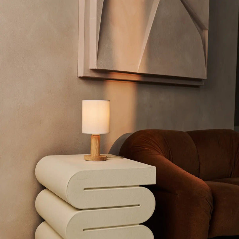 Boris lichtbruine lamp met 2 meter koord - stof schaduwlamp en houten basis