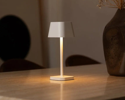 Ava witte oplaadbare tafellamp – stijlvolle, draadloze en dimbare verlichting
