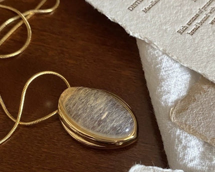 Minimalistisch goud gerutileerde kwarts ovale hanger ketting