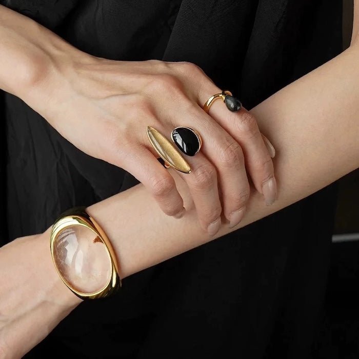 Vetgedrukte minimalistisch goud rutileerde kwarts breedbarmant