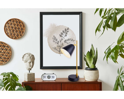 De "Triton" tafellamp gemaakt van zwart en messing gekleurd metaal is 42,5 cm hoog, heeft een E14-versie en is ideaal voor woonkamer, gang, kantoor of dessert