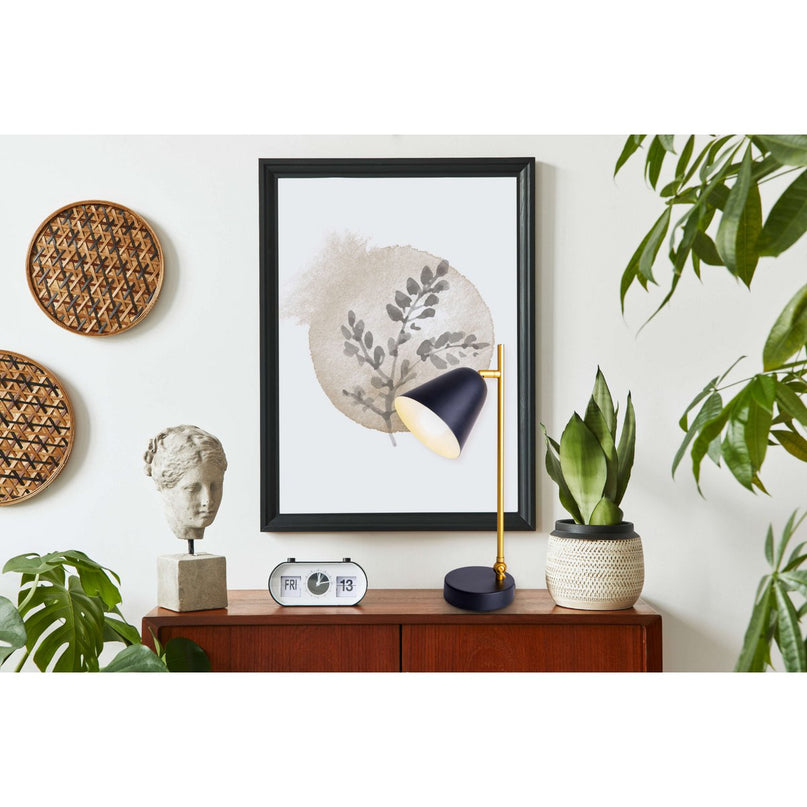 De "Triton" tafellamp gemaakt van zwart en messing gekleurd metaal is 42,5 cm hoog, heeft een E14-versie en is ideaal voor woonkamer, gang, kantoor of dessert