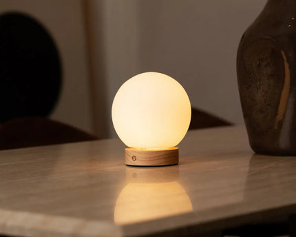 Flore lichtbruine houten lamp met glazen lamp - oplaadbaar en dimbaar draadloos licht