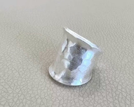 Gedurfde look hamerende textuur brede zilveren ring