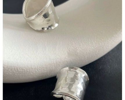 Gedurfde look hamerende textuur brede zilveren ring