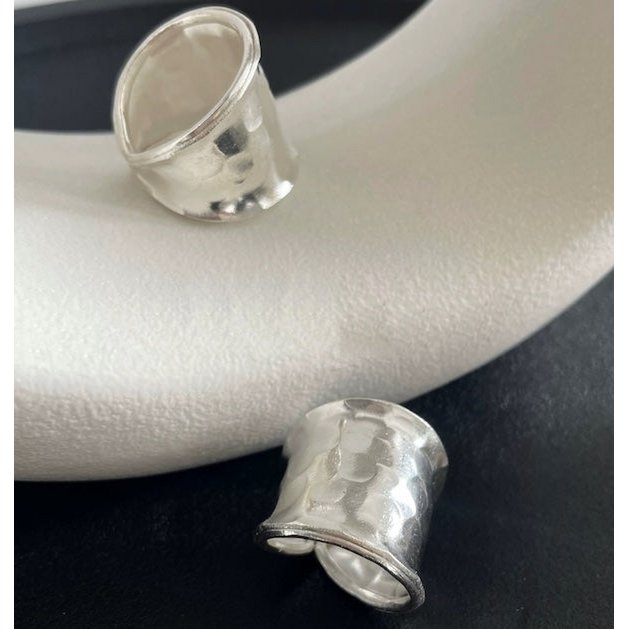 Gedurfde look hamerende textuur brede zilveren ring