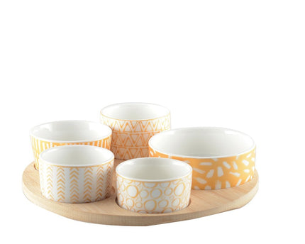 Aperitief set van 5 kopjes op ronde houten lade