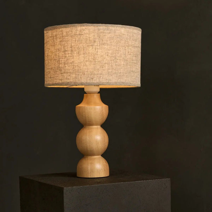 Oliver lichtbruine houten lamp met beige schaduw | Elegant geometrisch ontwerp voor uw huis