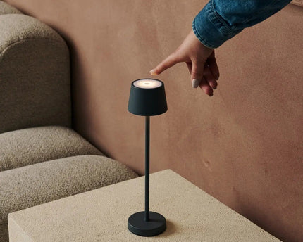 Combi Set Professional – 4 x Vondel Mini Stone Grey Rechargeable Table Lamps & 1 x Amstel Wireless Charging Station with Q1-Technology – Perfect for Restaurants, Hospitality & Hotels