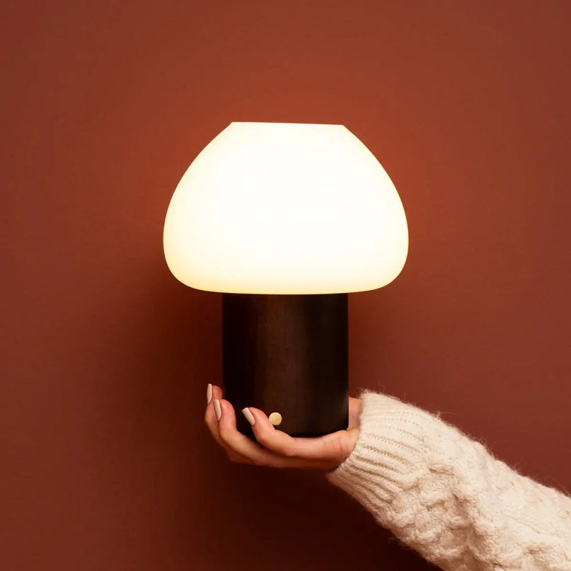 Fynn Donkerbruine Houten Lamp – Oplaadbaar & Dimbaar Licht