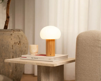 Sam lichtbruine houten tafellamp met glas en oplaadbare batterij | Dimbare en veelzijdige verlichting